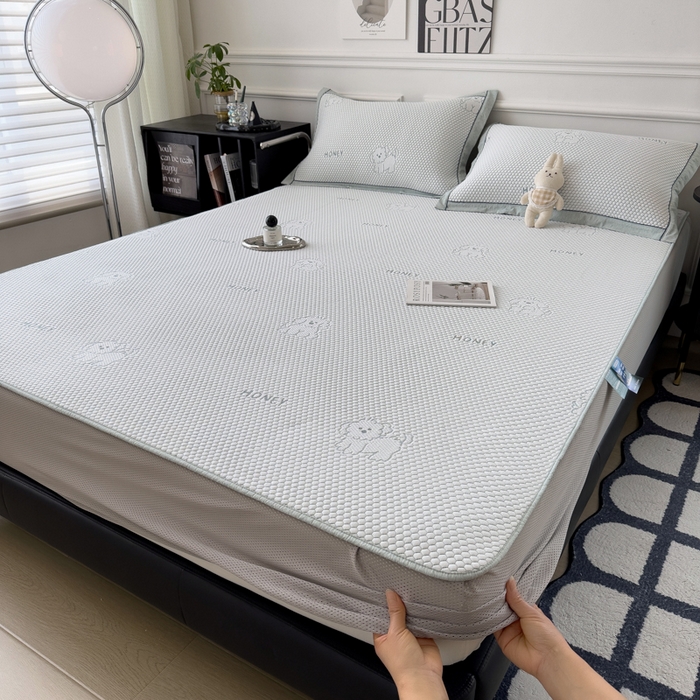 91家纺网 家纺一手货源 找家纺 印季家纺 2026新款凉感系列-卡通凉感丝泡泡软席（床笠款） 小狗-绿