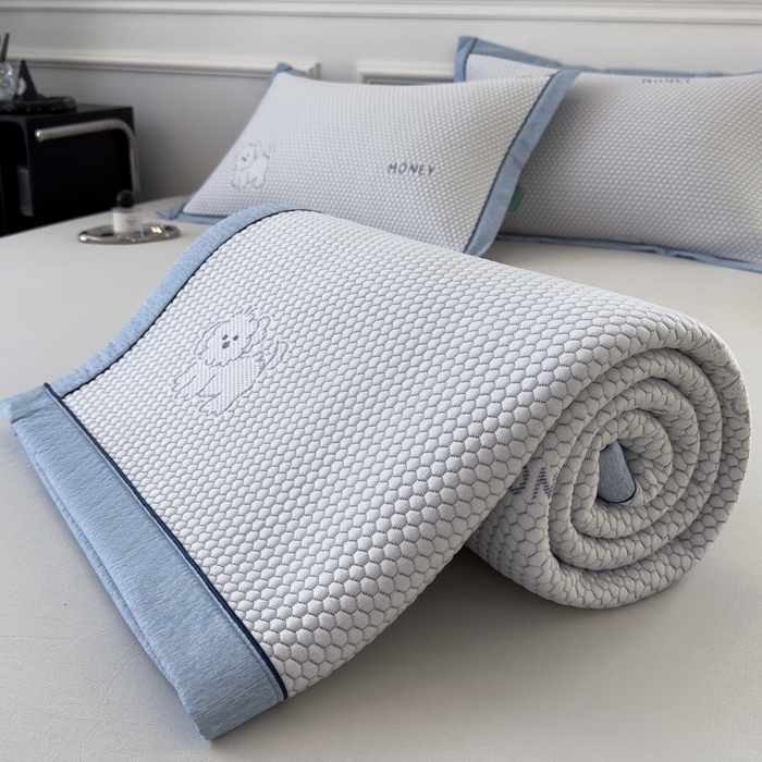 91家纺网 家纺一手货源 找家纺 印季家纺 2026新款凉感系列-卡通凉感丝泡泡软席（床笠款） 小狗-蓝