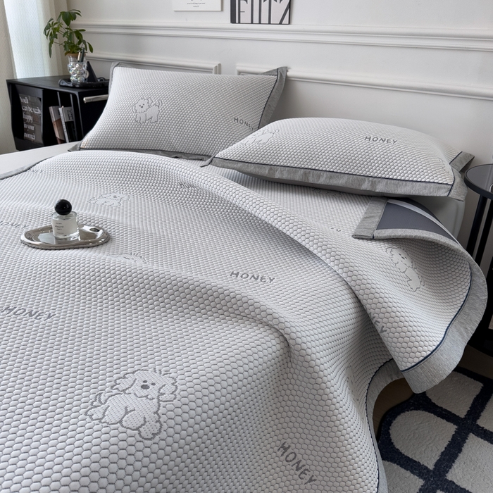 91家纺网 家纺一手货源 找家纺 印季家纺 2026新款凉感系列-卡通凉感丝泡泡软席（床笠款） 小狗-灰