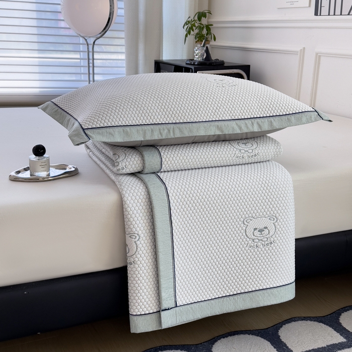 91家纺网 家纺一手货源 找家纺 印季家纺 2026新款凉感系列-卡通凉感丝泡泡软席（床笠款） 小熊-绿