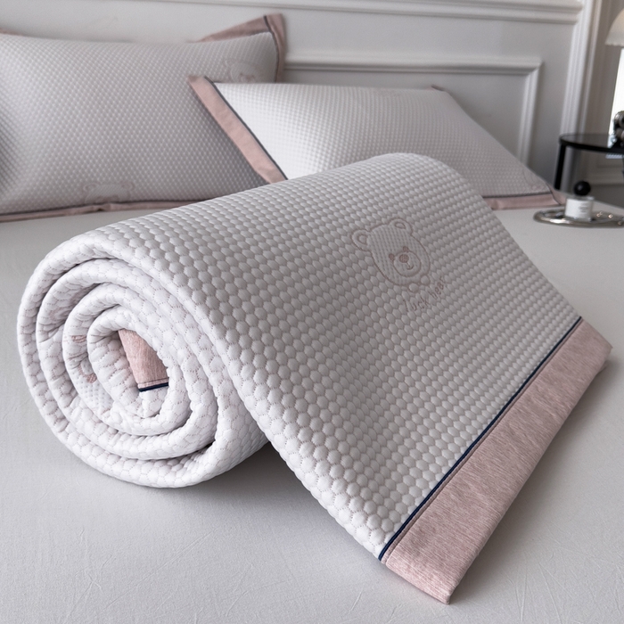 91家纺网 家纺一手货源 找家纺 印季家纺 2026新款凉感系列-卡通凉感丝泡泡软席（床笠款） 小熊-粉