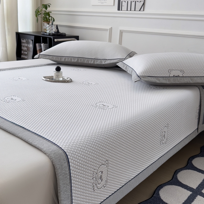 91家纺网 家纺一手货源 找家纺 印季家纺 2026新款凉感系列-卡通凉感丝泡泡软席（床笠款） 小熊-灰