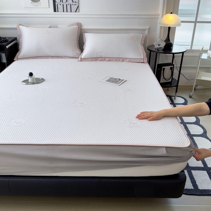 91家纺网 家纺一手货源 找家纺 印季家纺 2026新款凉感系列-卡通凉感丝泡泡软席（床笠款） 小熊-粉