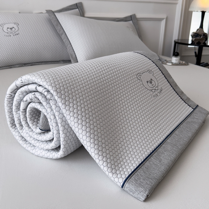 91家纺网 家纺一手货源 找家纺 印季家纺 2026新款凉感系列-卡通凉感丝泡泡软席（床笠款） 小熊-灰