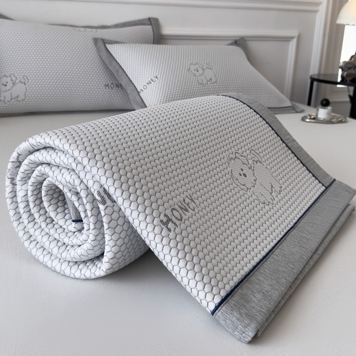 91家纺网 家纺一手货源 找家纺 印季家纺 2026新款凉感系列-卡通凉感丝泡泡软席（床笠款） 小狗-灰