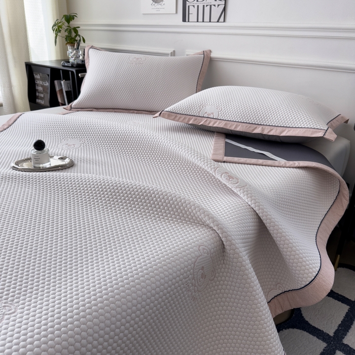 91家纺网 家纺一手货源 找家纺 印季家纺 2026新款凉感系列-卡通凉感丝泡泡软席（床笠款） 小熊-粉