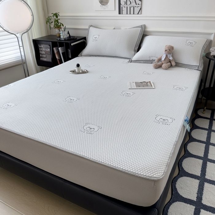 91家纺网 家纺一手货源 找家纺 印季家纺 2026新款凉感系列-卡通凉感丝泡泡软席（床笠款） 小熊-灰