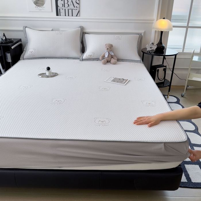 91家纺网 家纺一手货源 找家纺 印季家纺 2026新款凉感系列-卡通凉感丝泡泡软席（床笠款） 小熊-咖