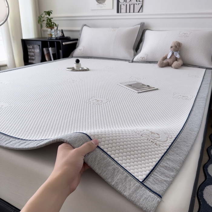 91家纺网 家纺一手货源 找家纺 印季家纺 2026新款凉感系列-卡通凉感丝泡泡软席（床笠款） 小熊-咖