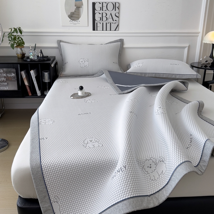91家纺网 家纺一手货源 找家纺 印季家纺 2026新款凉感系列-卡通凉感丝泡泡软席（床笠款） 小狗-灰