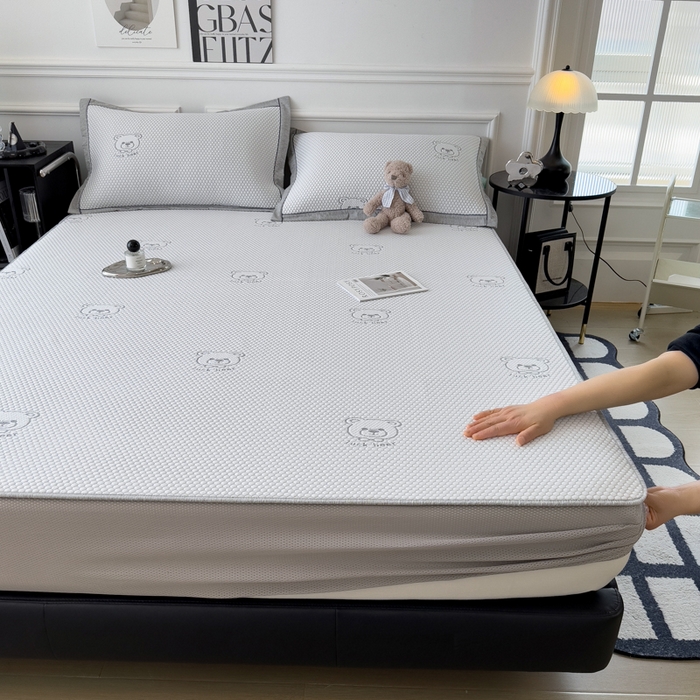 91家纺网 家纺一手货源 找家纺 印季家纺 2026新款凉感系列-卡通凉感丝泡泡软席（床笠款） 小熊-灰