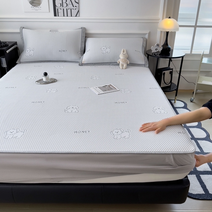 91家纺网 家纺一手货源 找家纺 印季家纺 2026新款凉感系列-卡通凉感丝泡泡软席（床笠款） 小狗-灰