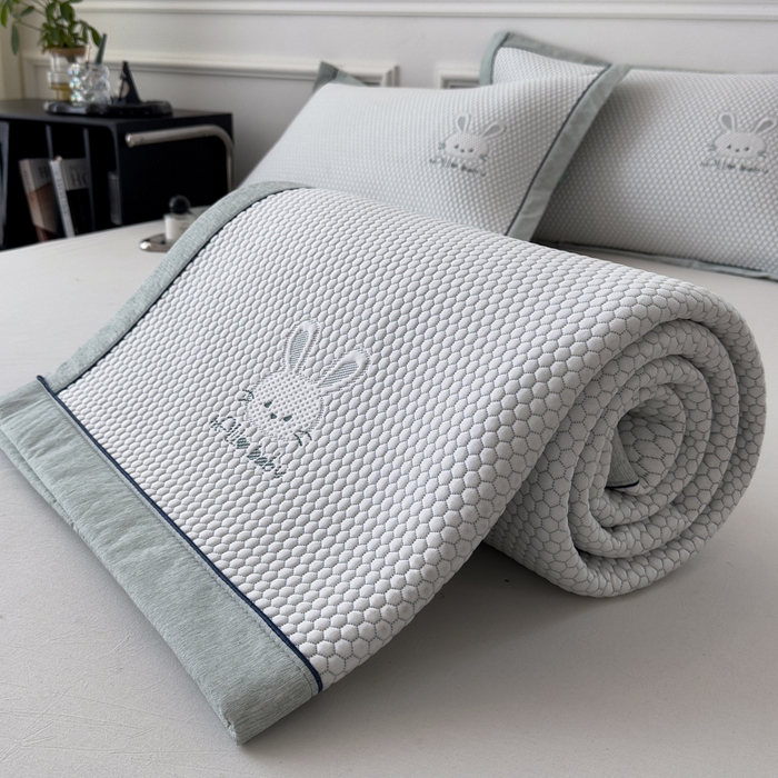 91家纺网 家纺一手货源 找家纺 印季家纺 2026新款凉感系列-卡通凉感丝泡泡软席（床笠款） 兔子-绿