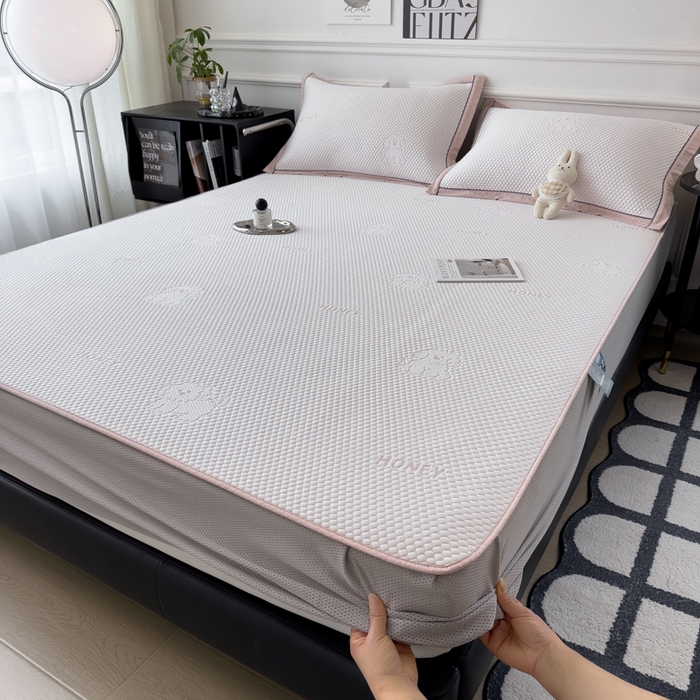 91家纺网 家纺一手货源 找家纺 印季家纺 2026新款凉感系列-卡通凉感丝泡泡软席（床笠款） 小狗-粉