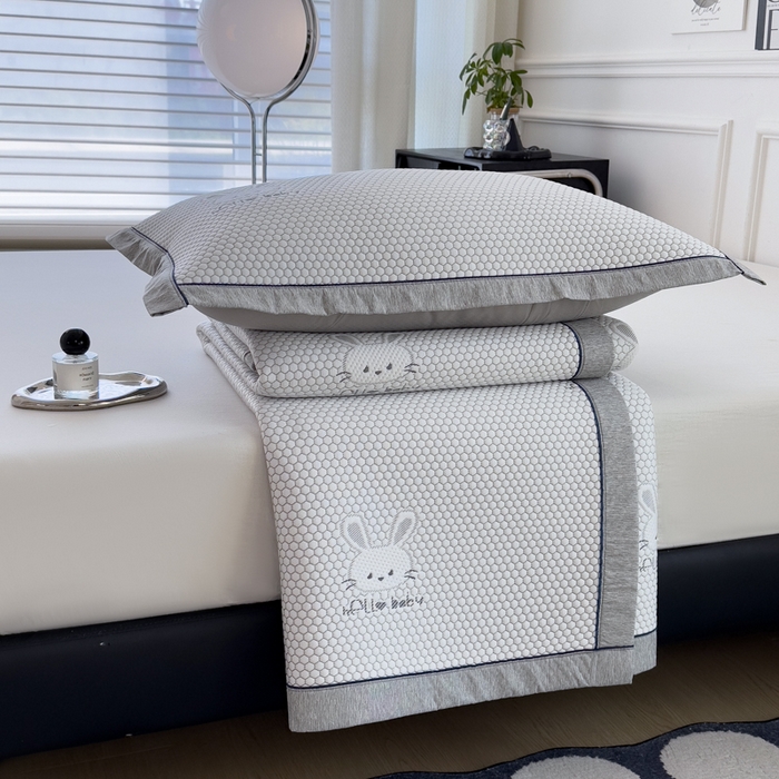 91家纺网 家纺一手货源 找家纺 印季家纺 2026新款凉感系列-卡通凉感丝泡泡软席（床笠款） 兔子-灰