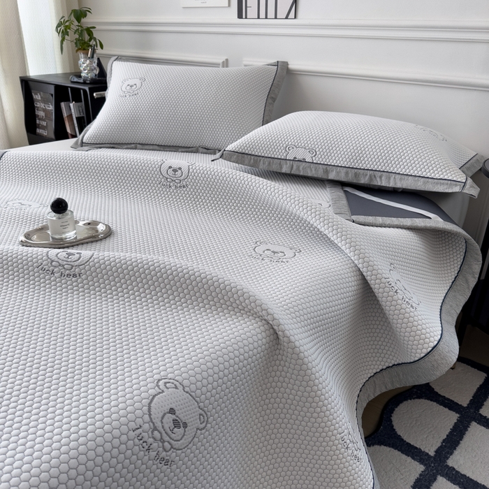 91家纺网 家纺一手货源 找家纺 印季家纺 2026新款凉感系列-卡通凉感丝泡泡软席（床笠款） 小熊-灰