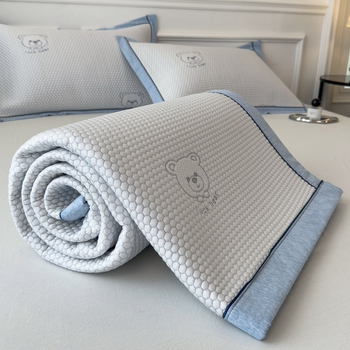 91家纺网 家纺一手货源 找家纺 印季家纺 2026新款凉感系列-卡通凉感丝泡泡软席（床笠款） 小熊-蓝