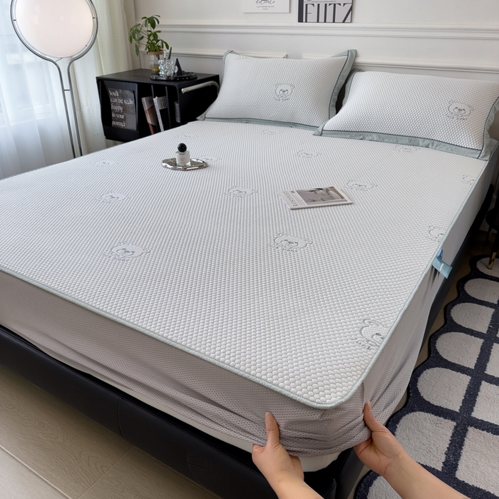 91家纺网 家纺一手货源 找家纺 印季家纺 2026新款凉感系列-卡通凉感丝泡泡软席（床笠款） 小熊-绿