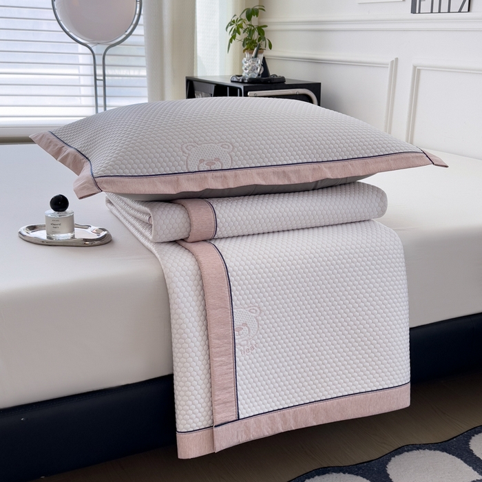 91家纺网 家纺一手货源 找家纺 印季家纺 2026新款凉感系列-卡通凉感丝泡泡软席（床笠款） 小熊-粉