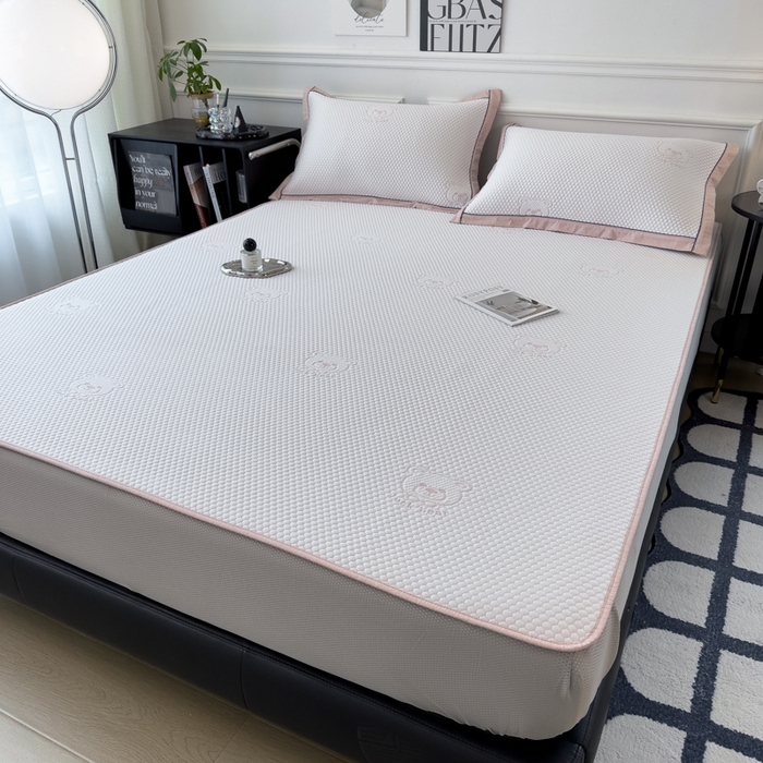 91家纺网 家纺一手货源 找家纺 印季家纺 2026新款凉感系列-卡通凉感丝泡泡软席（床笠款） 小熊-粉