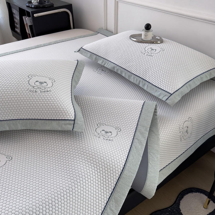 91家纺网 家纺一手货源 找家纺 印季家纺 2026新款凉感系列-卡通凉感丝泡泡软席（床笠款） 小熊-绿