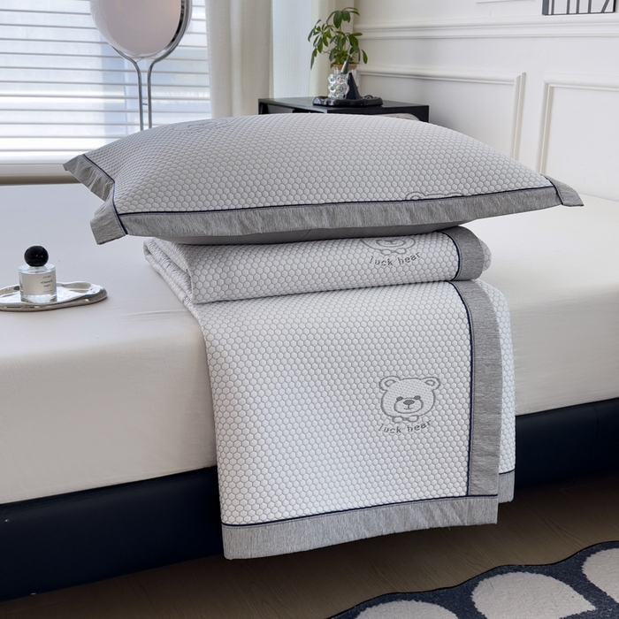 91家纺网 家纺一手货源 找家纺 印季家纺 2026新款凉感系列-卡通凉感丝泡泡软席（床笠款） 小熊-灰