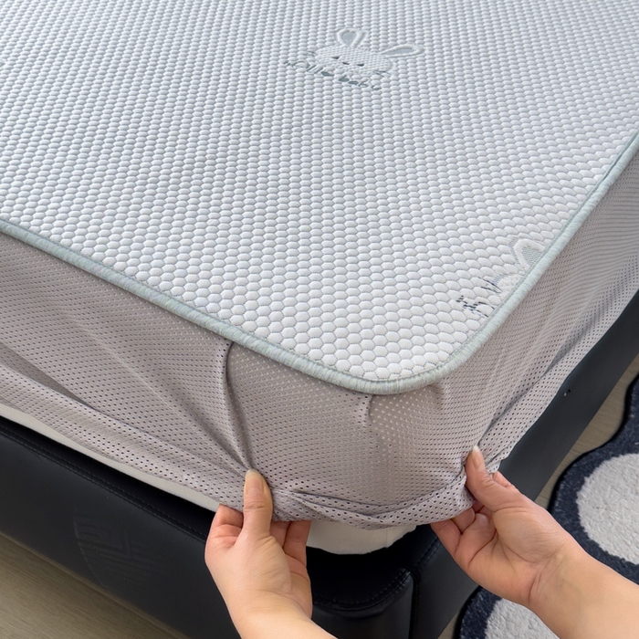 91家纺网 家纺一手货源 找家纺 印季家纺 2026新款凉感系列-卡通凉感丝泡泡软席（床笠款） 兔子-绿