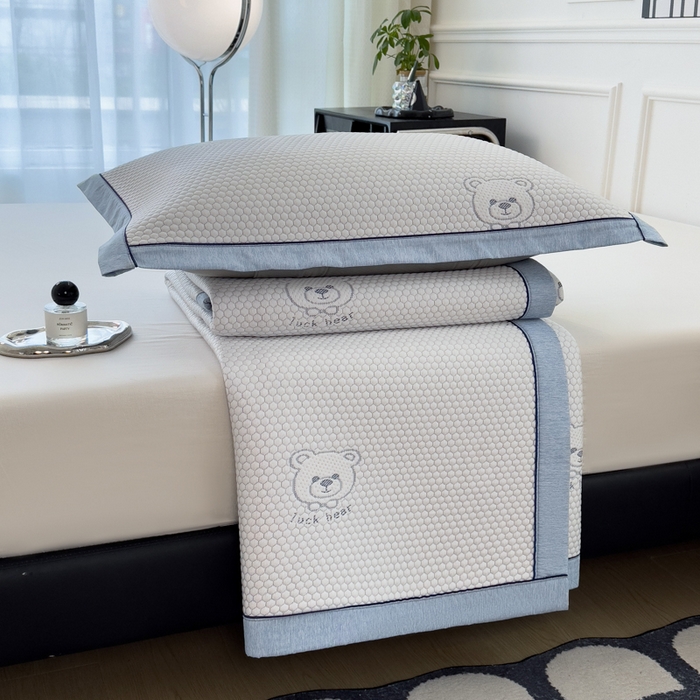 91家纺网 家纺一手货源 找家纺 印季家纺 2026新款凉感系列-卡通凉感丝泡泡软席（床笠款） 小熊-蓝