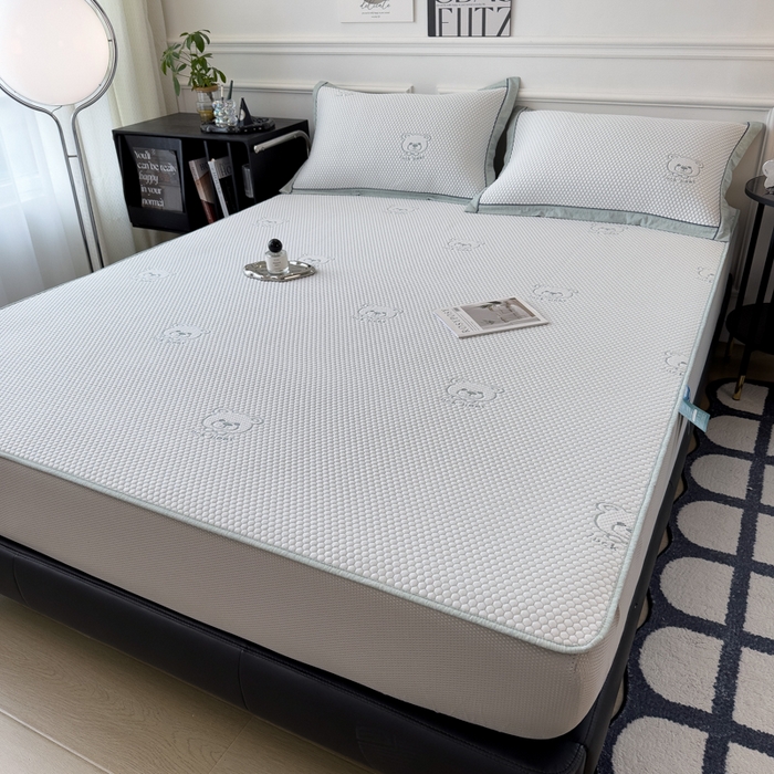 91家纺网 家纺一手货源 找家纺 印季家纺 2026新款凉感系列-卡通凉感丝泡泡软席（床笠款） 小熊-绿