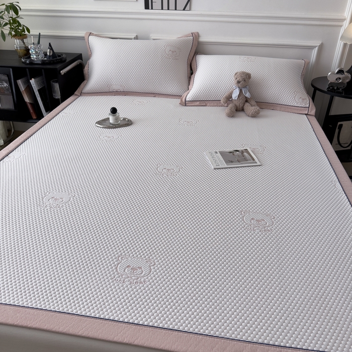 91家纺网 家纺一手货源 找家纺 印季家纺 2026新款凉感系列-卡通凉感丝泡泡软席（床笠款） 小熊-粉