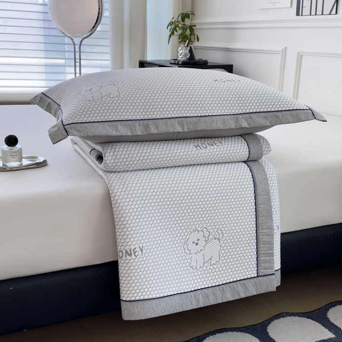 91家纺网 家纺一手货源 找家纺 印季家纺 2026新款凉感系列-卡通凉感丝泡泡软席（床笠款） 小狗-灰