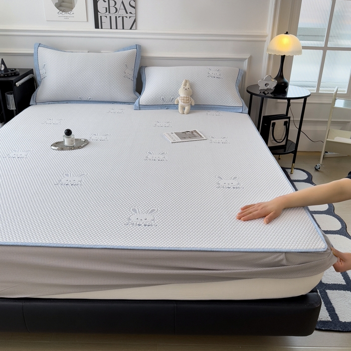 91家纺网 家纺一手货源 找家纺 印季家纺 2026新款凉感系列-卡通凉感丝泡泡软席（床笠款） 兔子-蓝