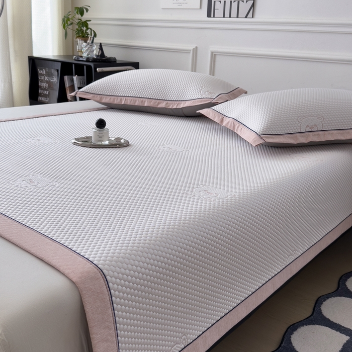 91家纺网 家纺一手货源 找家纺 印季家纺 2026新款凉感系列-卡通凉感丝泡泡软席（床笠款） 小熊-粉