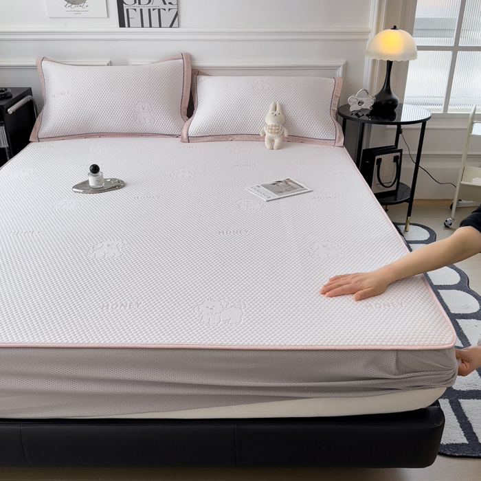 91家纺网 家纺一手货源 找家纺 印季家纺 2026新款凉感系列-卡通凉感丝泡泡软席（床笠款） 小狗-粉