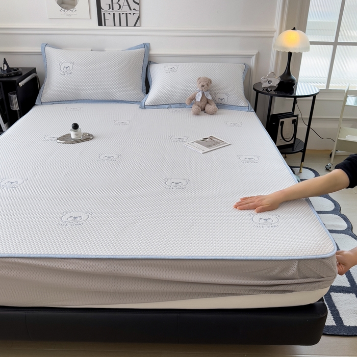 91家纺网 家纺一手货源 找家纺 印季家纺 2026新款凉感系列-卡通凉感丝泡泡软席（床笠款） 小熊-蓝