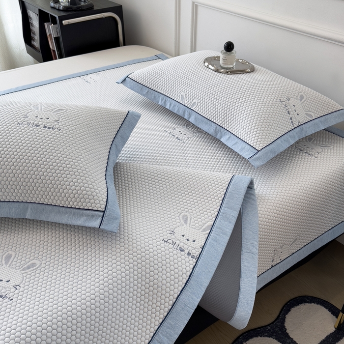 91家纺网 家纺一手货源 找家纺 印季家纺 2026新款凉感系列-卡通凉感丝泡泡软席（床笠款） 兔子-蓝