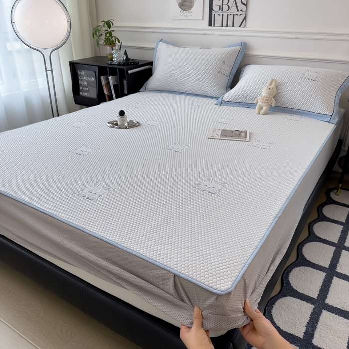 91家纺网 家纺一手货源 找家纺 印季家纺 2026新款凉感系列-卡通凉感丝泡泡软席（床笠款） 兔子-蓝