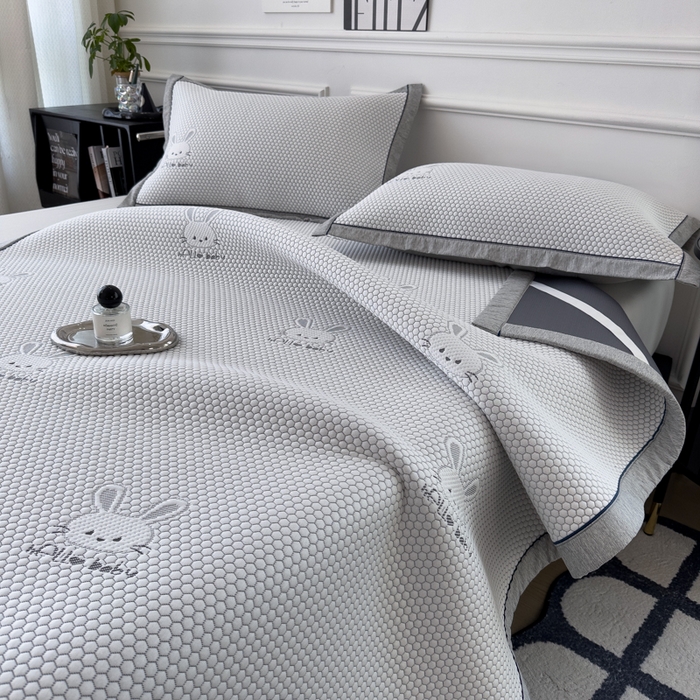 91家纺网 家纺一手货源 找家纺 印季家纺 2026新款凉感系列-卡通凉感丝泡泡软席（床笠款） 兔子-灰