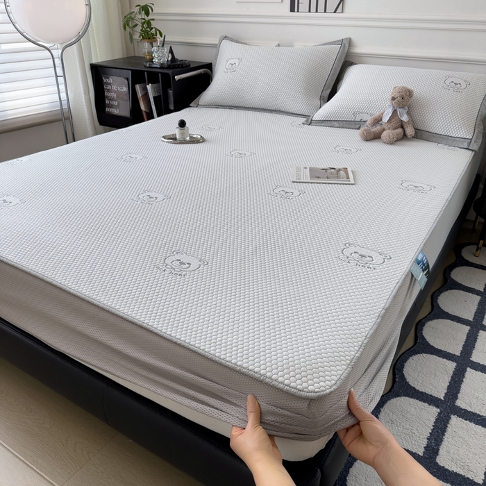 91家纺网 家纺一手货源 找家纺 印季家纺 2026新款凉感系列-卡通凉感丝泡泡软席（床笠款） 小熊-灰