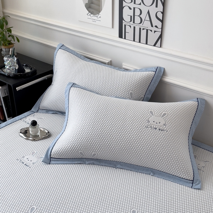 91家纺网 家纺一手货源 找家纺 印季家纺 2026新款凉感系列-卡通凉感丝泡泡软席（床笠款） 兔子-蓝