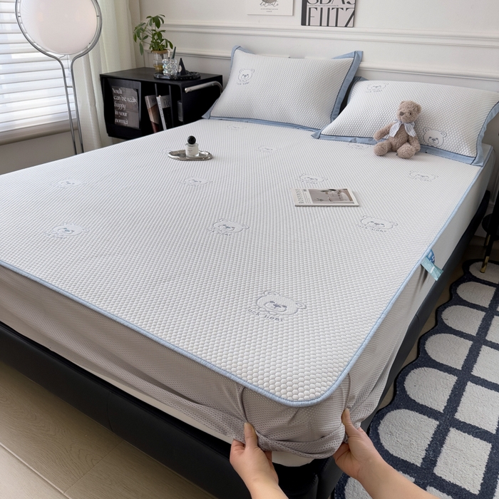 91家纺网 家纺一手货源 找家纺 印季家纺 2026新款凉感系列-卡通凉感丝泡泡软席（床笠款） 小熊-蓝