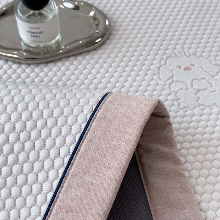 91家纺网 家纺一手货源 找家纺 印季家纺 2026新款凉感系列-卡通凉感丝泡泡软席（床笠款） 小狗-粉