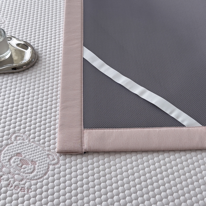 91家纺网 家纺一手货源 找家纺 印季家纺 2026新款凉感系列-卡通凉感丝泡泡软席（床笠款） 小熊-粉