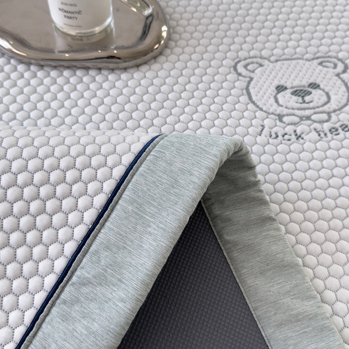91家纺网 家纺一手货源 找家纺 印季家纺 2026新款凉感系列-卡通凉感丝泡泡软席（床笠款） 小熊-绿