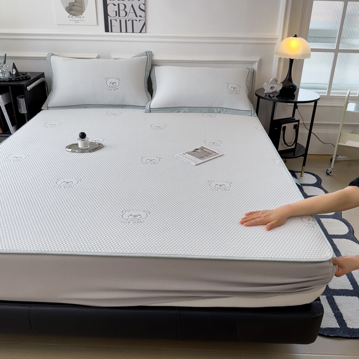 91家纺网 家纺一手货源 找家纺 印季家纺 2026新款凉感系列-卡通凉感丝泡泡软席（床笠款） 小熊-绿