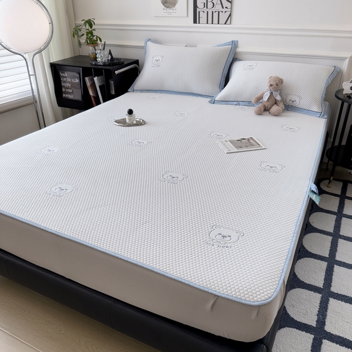 91家纺网 家纺一手货源 找家纺 印季家纺 2026新款凉感系列-卡通凉感丝泡泡软席（床笠款） 小熊-蓝