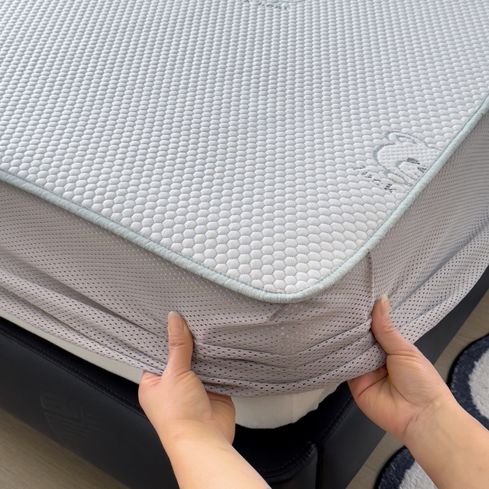 91家纺网 家纺一手货源 找家纺 印季家纺 2026新款凉感系列-卡通凉感丝泡泡软席（床笠款） 小熊-绿