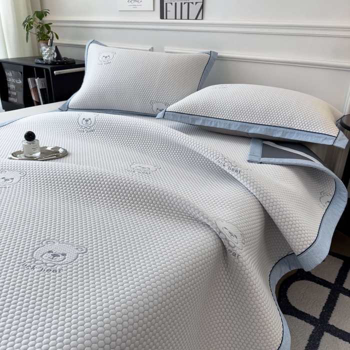 91家纺网 家纺一手货源 找家纺 印季家纺 2026新款凉感系列-卡通凉感丝泡泡软席（床笠款） 小熊-蓝