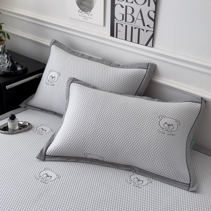 91家纺网 家纺一手货源 找家纺 印季家纺 2026新款凉感系列-卡通凉感丝泡泡软席（床笠款） 小熊-灰