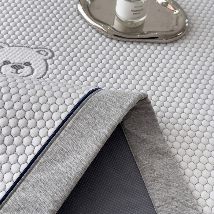 91家纺网 家纺一手货源 找家纺 印季家纺 2026新款凉感系列-卡通凉感丝泡泡软席（床笠款） 小熊-灰